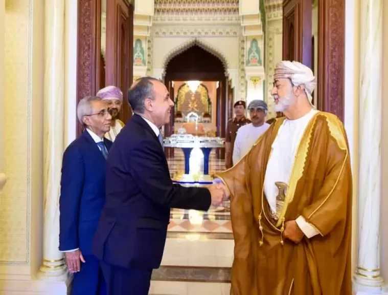 وزير الخارجية ينقل رسالة تضامن إلى سلطان عُمان ويبحث جهود احتواء التصعيد الإقليمي