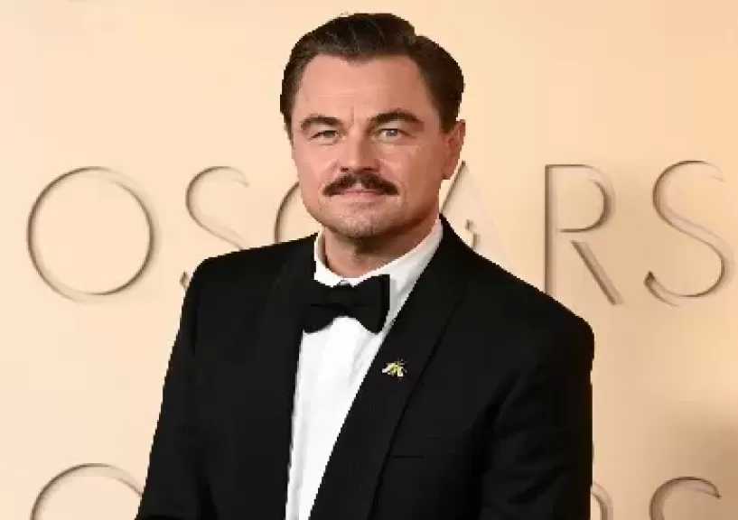ليوناردو دي كابريو يتألق على السجادة الحمراء للأوسكار الـ 98 وينافس على جائزة أفضل ممثل
