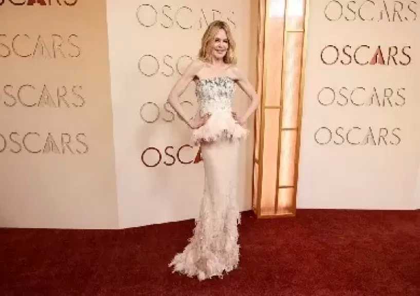 نيكول كيدمان بإطلالة ناعمة بالريش والكريستال على سجادة الأوسكار الـ 98