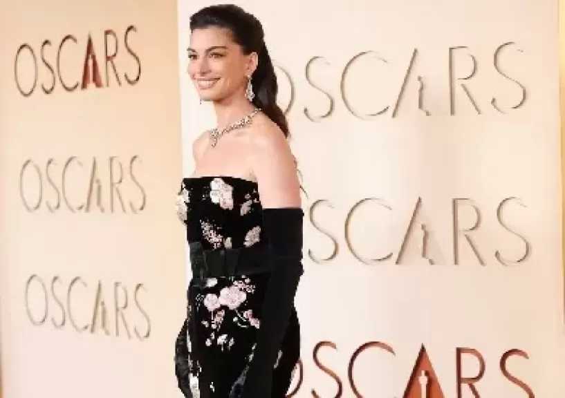 آن هاثاوي تتألق بفستان فالنتينو مُزهر على سجادة الأوسكار الـ 98