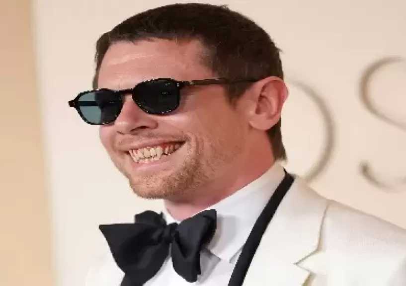 نجم فيلم «سينرز» يثير الجدل بأنياب اصطناعية على سجادة الأوسكار الـ 98