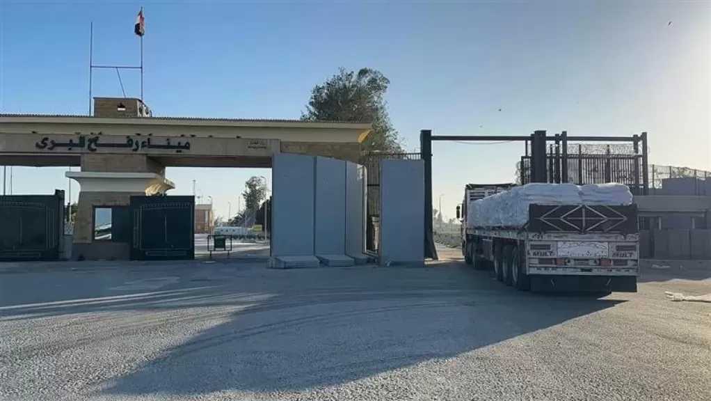 الهلال الأحمر يدفع بأكثر من 78 ألف سلة غذائية ومستلزمات شتوية عبر قافلة زاد العزة 157