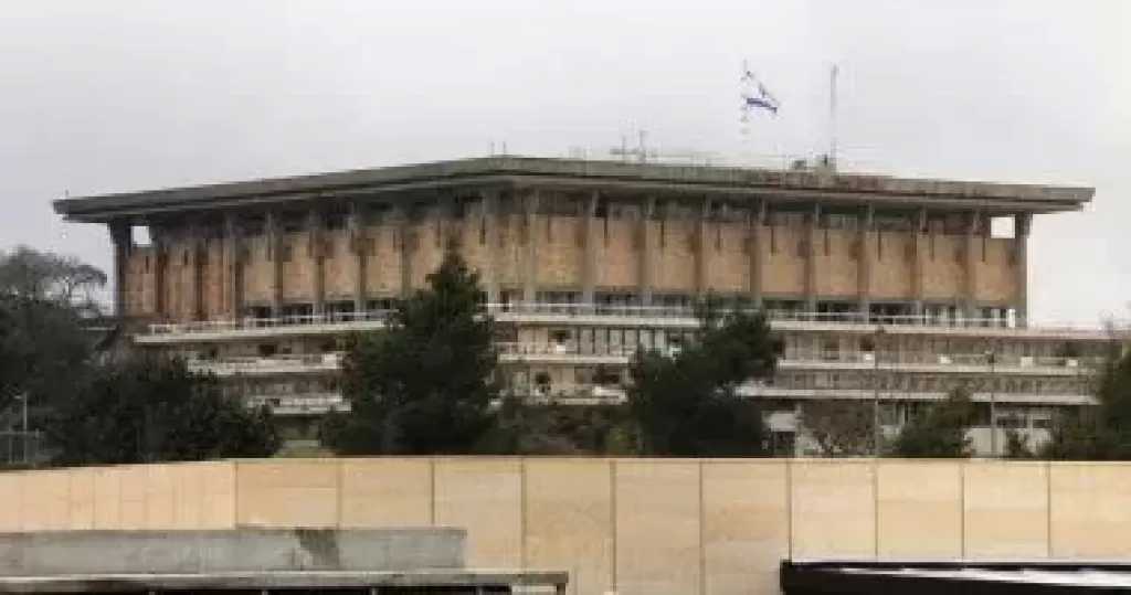 سقوط شظية صاروخية إيرانية قرب مبنى الكنيست الإسرائيلي