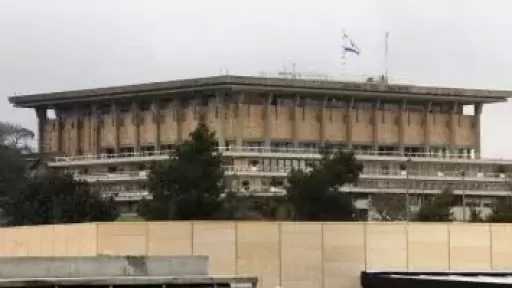 سقوط شظية صاروخية إيرانية قرب مبنى الكنيست الإسرائيلي