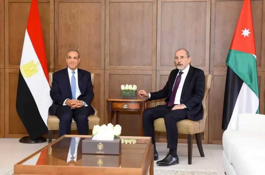 وزير الخارجية يعقد مباحثات مع نظيره الأردني في عمّان حول تداعيات التصعيد العسكري