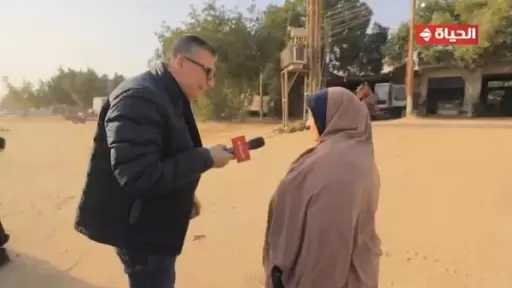 تبيع اليوسفي وتساعد أسرتها .. أم عبد الرحمن تتسلم هدية كفاحها من الليثي