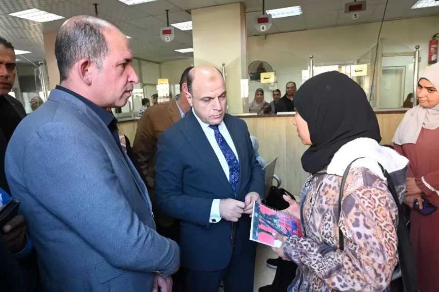 محافظ الغربية يراجع الخدمات ويطّلع على الملفات بمجلس مدينة قطور