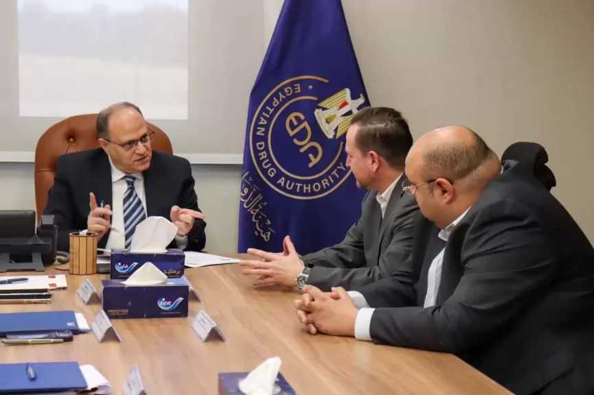 رئيس هيئة الدواء يبحث مع ممثلي شركة سيرفييه مصر تعزيز التعاون وتوطين الصناعات الدوائية المتطورة