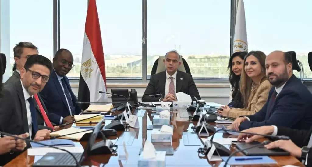 وزير الاستثمار يستعرض محاور تطوير البيئة الاستثمارية في اجتماع موسع مع ممثلي مؤسسة التمويل الدولية IFC