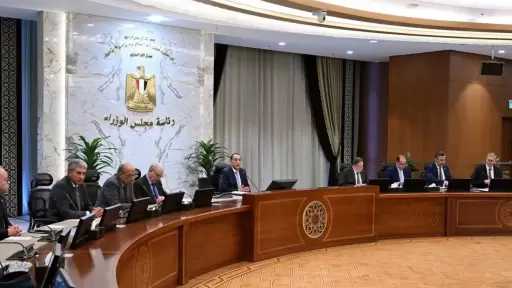 رئيس الوزراء يتابع تداعيات التصعيد العسكري بالمنطقة مع اللجنة المركزية لإدارة الأزمات