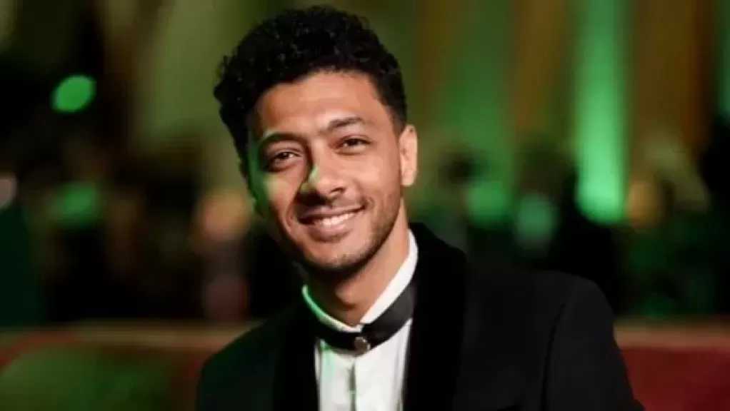 أسامة الهادي في أولى تجاربه السينمائية ضمن فيلم ”فاميلي بيزنس”