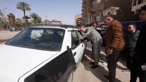 محافظ أسيوط يقود حملة مفاجئة على التاكسي والسرفيس والمواقف لضبط الالتزام بالتعريفة الرسمية