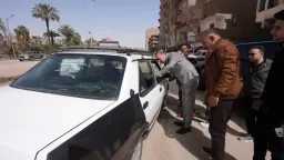 محافظ أسيوط يقود حملة مفاجئة على التاكسي والسرفيس والمواقف لضبط الالتزام بالتعريفة الرسمية