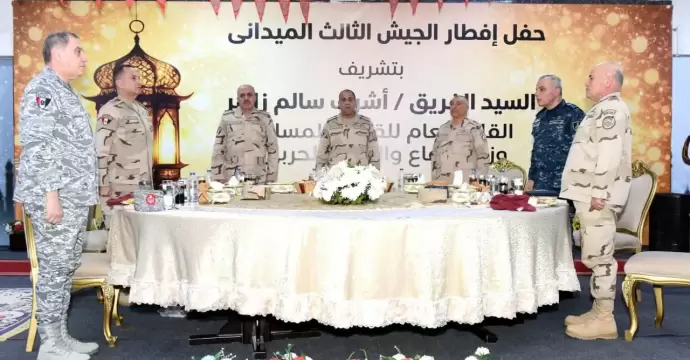 وزير الدفاع يلتقي مقاتلي الجيش الثالث الميداني وقوات شرق القناة لمكافحة الإرهاب.. ويشاركهم تناول الإفطار