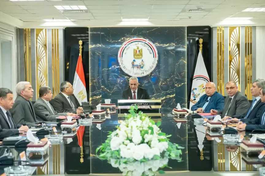 وزير الدولة للإنتاج الحربي يناقش ملفات العمل مع رؤساء مجالس إدارات الجهات التابعة