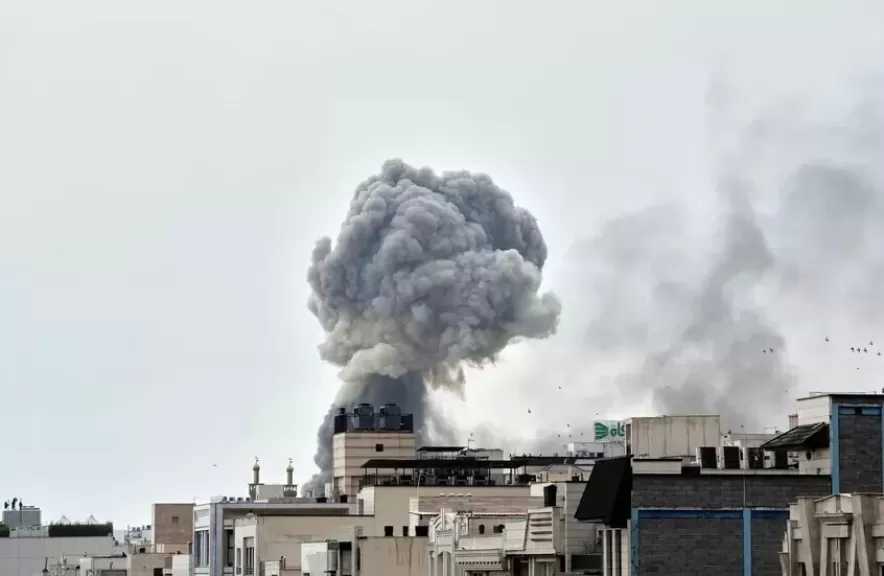 إيران.. مقتل 12 وإصابة 112 بهجوم أمريكي إسرائيلي على منطقة مدنية