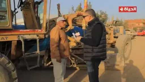 قصة كفاح ملهمة لسائق لودر.. وعمرو الليثي يهديه 5000 جنيه