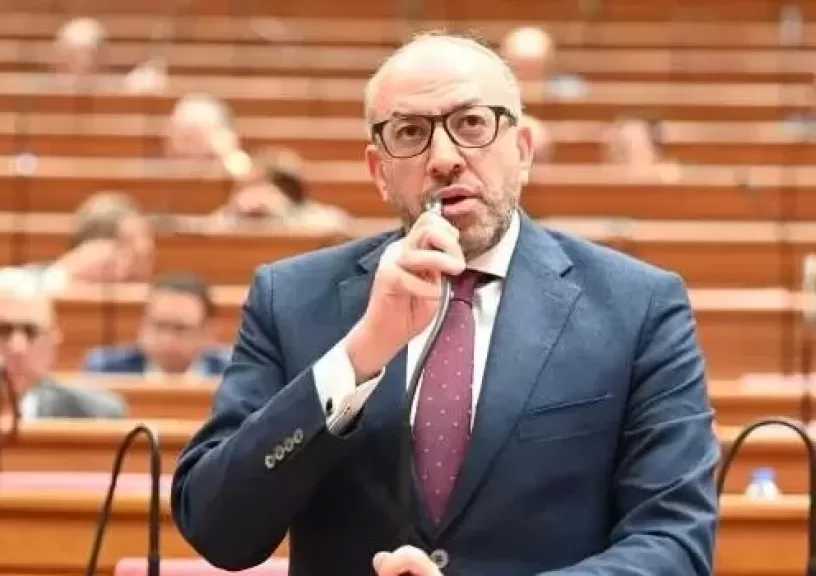 اقتراح برلماني لسداد رسوم الدبلومة الأمريكية بالجنيه بدلا من الدولار