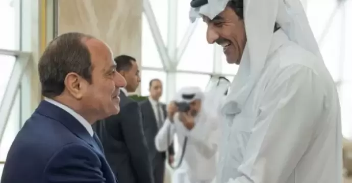 في ثاني محطاته الخليجية.. الرئيس السيسي يصل إلى الدوحة وأمير قطر في مقدمة مستقبليه