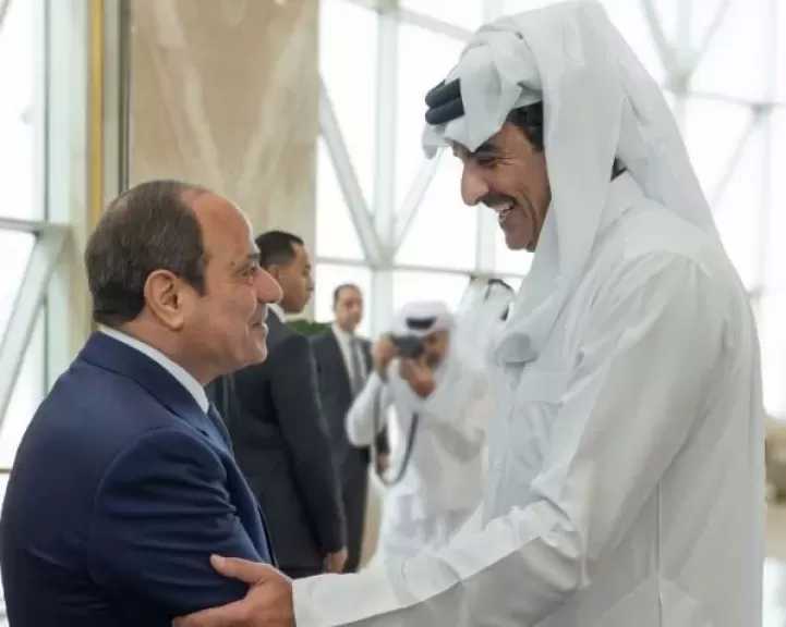 في ثاني محطاته الخليجية.. الرئيس السيسي يصل إلى الدوحة وأمير قطر في مقدمة مستقبليه