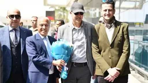 بيراميدز يستقبل بعثة الجيش الملكي بالورود