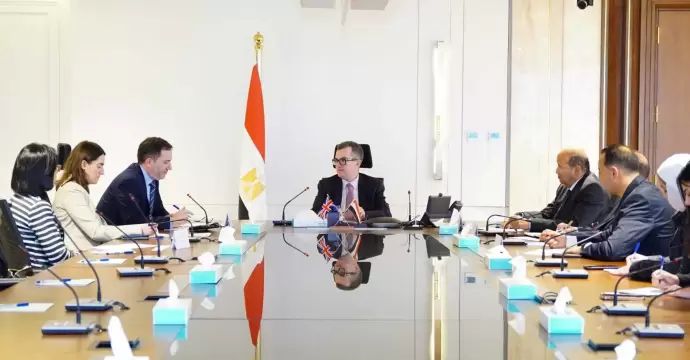 وزير التخطيط يبحث مع السفير البريطاني تعزيز التعاون الاقتصادي والاستثماري
