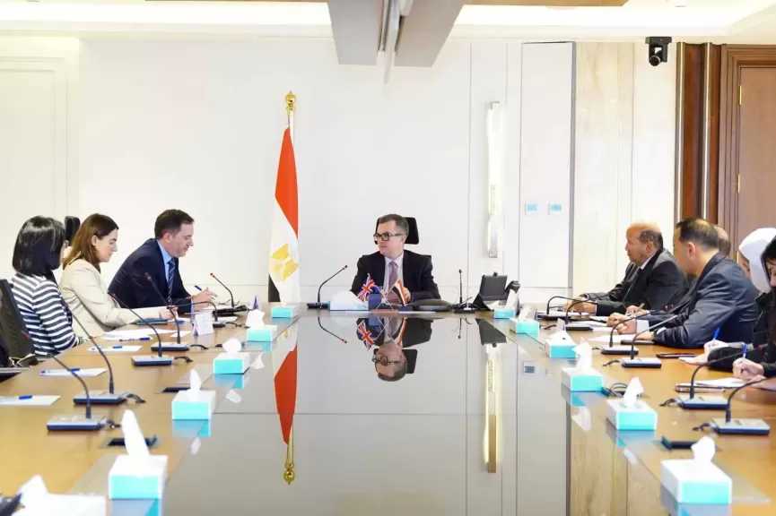 وزير التخطيط يبحث مع السفير البريطاني تعزيز التعاون الاقتصادي والاستثماري