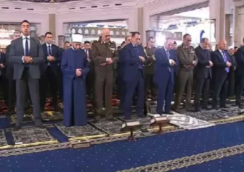 الرئيس السيسي يؤدي صلاة عيد الفطر بمسجد الفتاح العليم