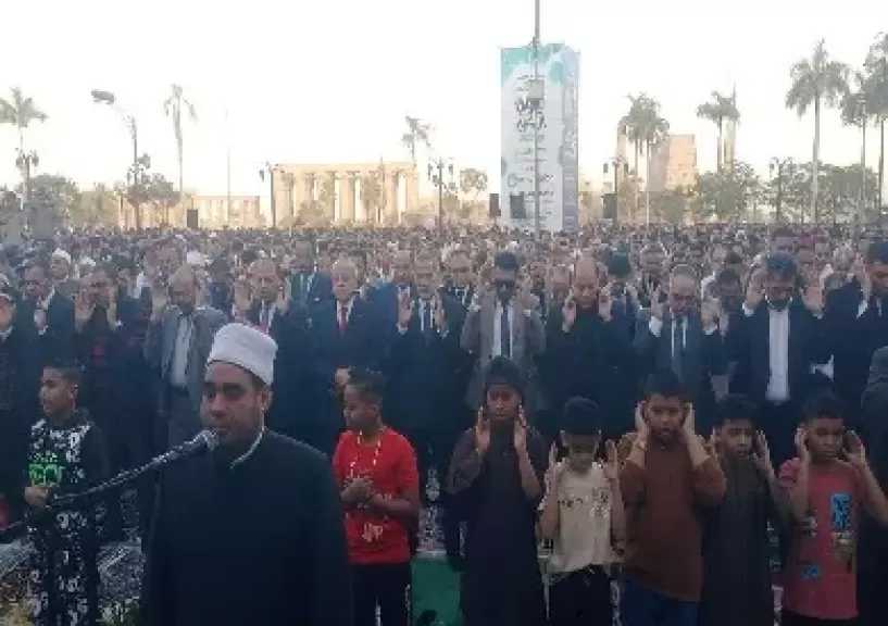محافظ الأقصر يؤدي صلاة عيد الفطر بساحة أبو الحجاج ويوجه برفع الاستعدادات بكافة القطاعات