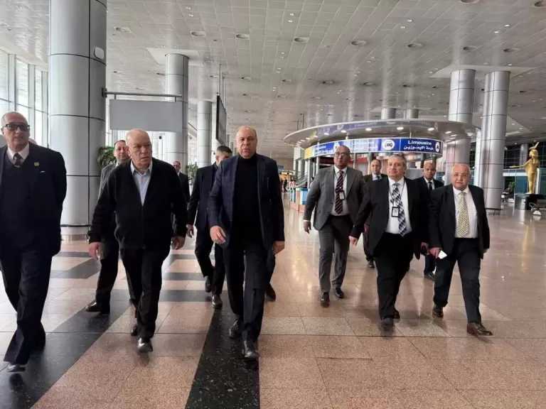 في أول أيام عيد الفطر المبارك.. وزير الطيران المدني يقوم بجولة تفقدية بمطار القاهرة الدولي لمتابعة انتظام حركة التشغيل