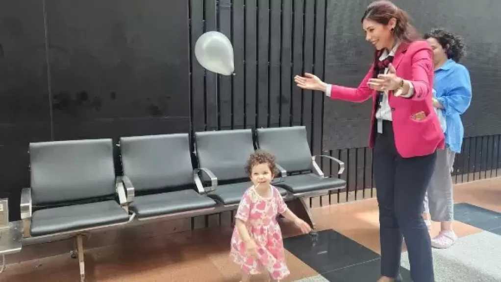 مطار القاهرة يشارك الركاب والعاملين فرحة عيد الفطر المبارك.. صور