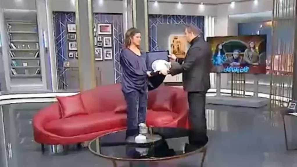 عمرو الليثي يكرم يسرا اللوزي ويهديها درع التميز عن مسلسل ”كان ياما كان”