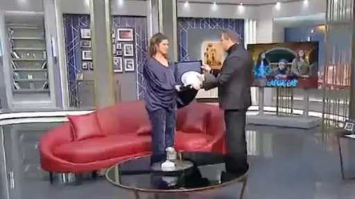 عمرو الليثي يكرم يسرا اللوزي ويهديها درع التميز عن مسلسل ”كان ياما كان”