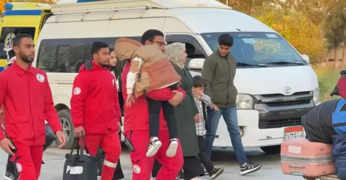 الهلال الأحمر المصري يستأنف استقبال دفعة جديدة من الجرحى والمصابين الفلسطينيين ويدفع قافلة «زاد العزة» 161