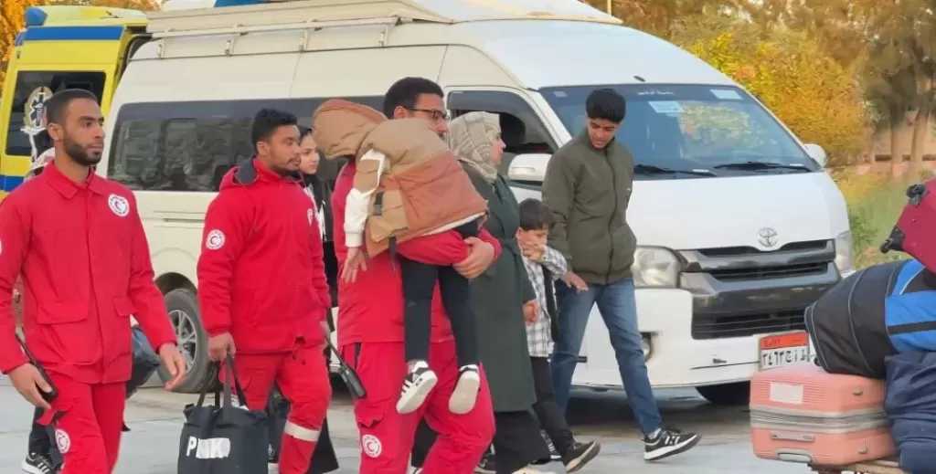 الهلال الأحمر المصري يستأنف استقبال دفعة جديدة من الجرحى والمصابين الفلسطينيين ويدفع قافلة «زاد العزة» 161