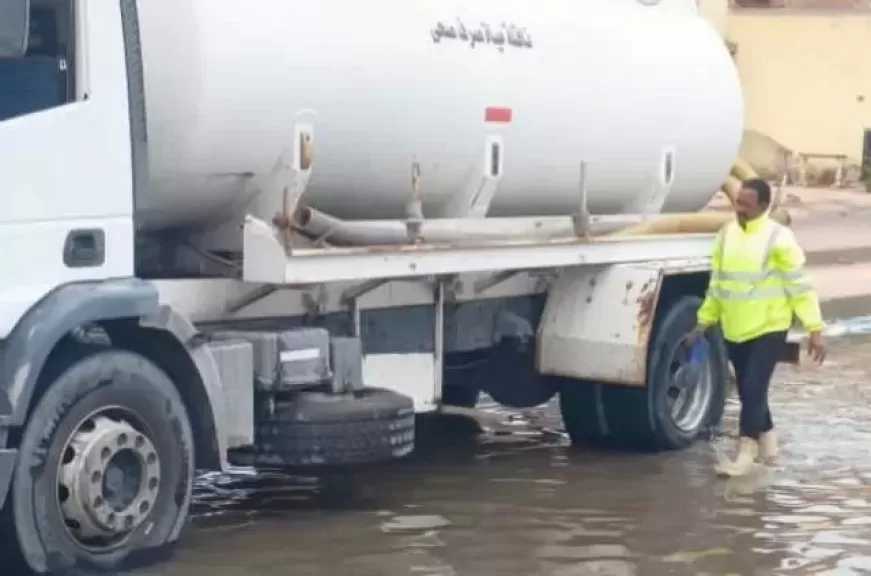 ​مياه البحر الأحمر تواصل سحب مياه الأمطار برأس غارب