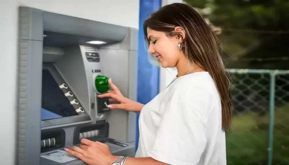 البنوك تتيح 11 خدمة يمكن إنجازها في إجازة العيد عبر ماكينات الصراف الآلي ATM