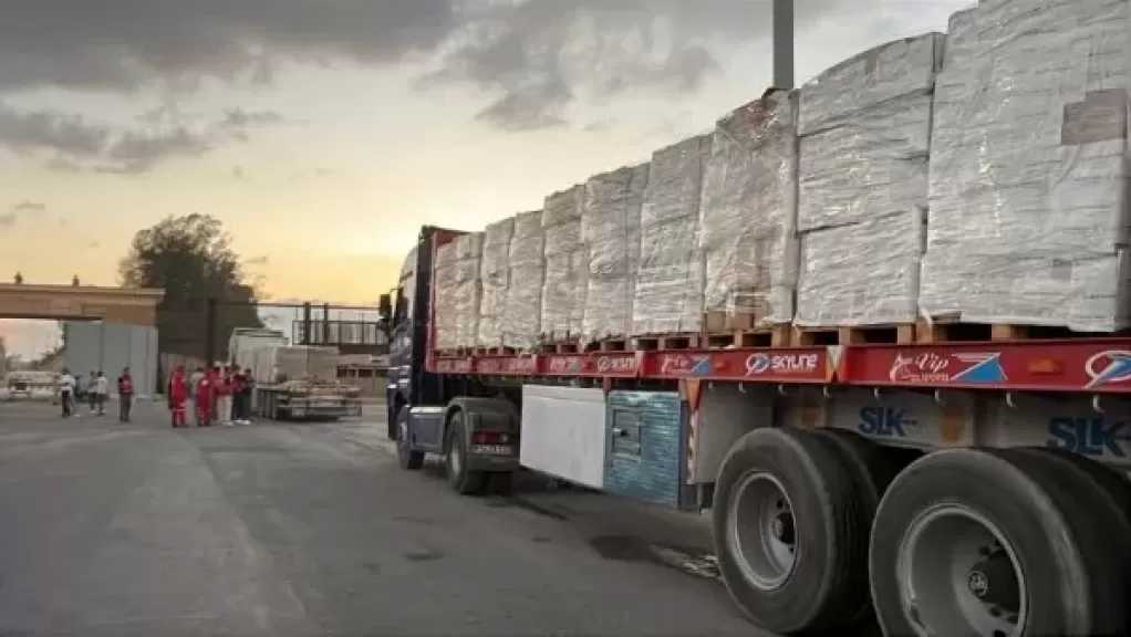 قافلة ”زاد العزة” الـ 162 تدخل إلى الفلسطينيين في قطاع غزة