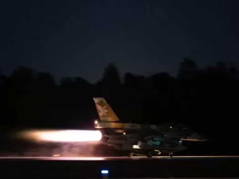 القناة 12 الإسرائيلية: اعتراض صاروخين إيرانيين في ديمونة وسقوط ثالث بمنطقة مفتوحة