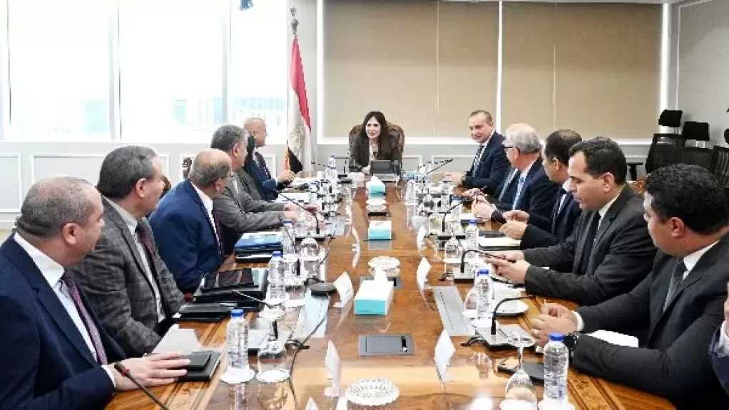 وزيرة الإسكان تتابع جهود توطين صناعة المهمات المستخدمة في مشروعات مياه الشرب