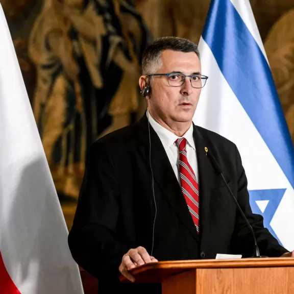 وزير الخارجية الإسرائيلي يرحب بقرار لبنان طرد السفير الإيراني