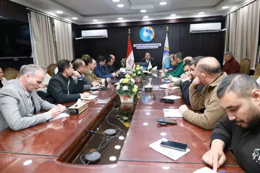 رئيس ”مياه الغربية” يناقش خطة ترشيد الطاقة وتوزيع العمل