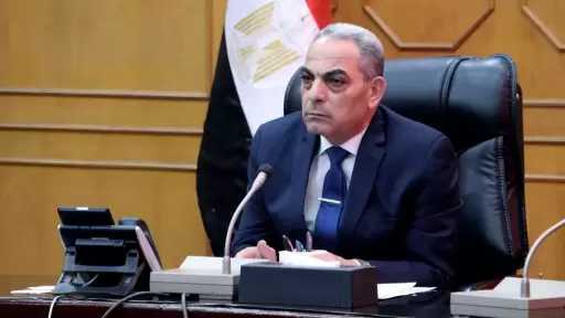 محافظ الإسماعيلية يوجه بالتنسيق لربط المناهج الدراسية باحتياجات سوق العمل