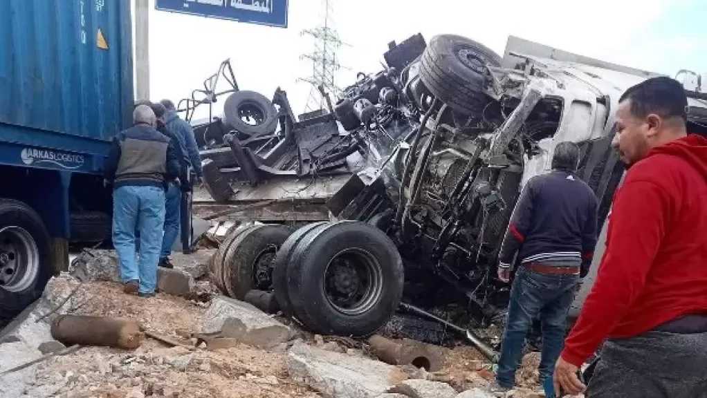 بسبب الأمطار.. تصادم سيارتين نقل وإصابة شخصين على طريق الواحات.. صور