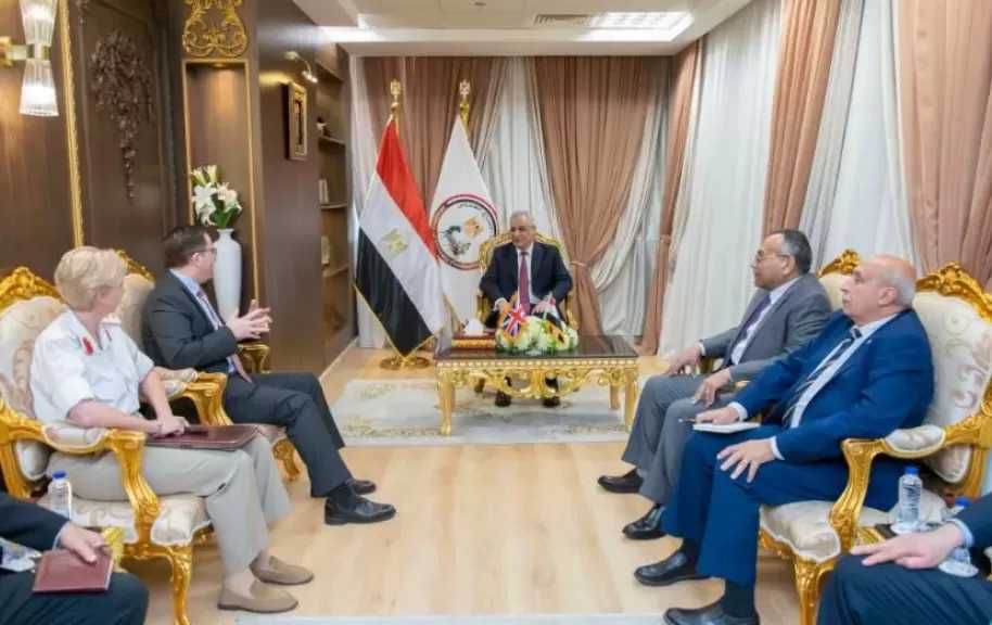 وزير الإنتاج الحربي يستقبل السفير البريطاني بالقاهرة لبحث التعاون
