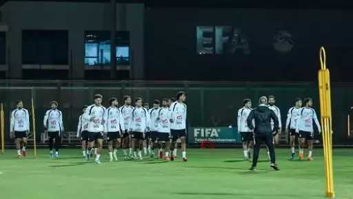 اليوم.. بعثة المنتخب تسافر إلى السعودية استعدادا لمواجهتها وديا