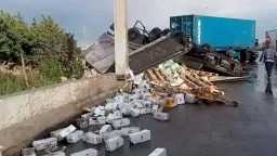 بسبب سوء الطقس.. انقلاب سيارة نقل محملة بالبضائع في... بسبب سوء الطقس.. انقلاب سيارة نقل محملة بالبضائع في الجيزة