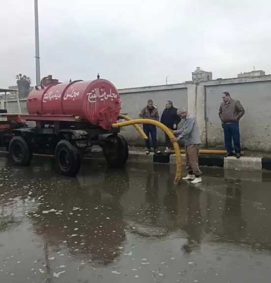محافظ الشرقية يوجه بالدفع بسيارات الشفط لرفع مياه الأمطار بمختلف المراكز والمدن