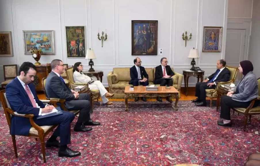 وزير الخارجية يبحث مع وفد بنك الاستثمار الأوروبي التداعيات الاقتصادية للتصعيد العسكري في المنطقة