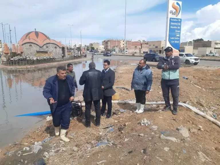 مطروح تواصل جهودها لرفع مياه الأمطار وتكثف الدفع بمعدات الكسح.. صور